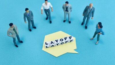 レイオフとは? 解雇、一時帰休との違いや意外なメリットを解説